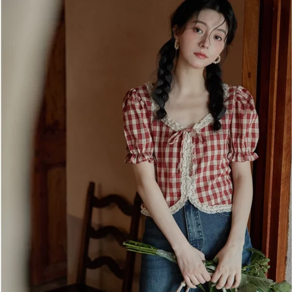 sg-11134201-7rbnb-lnx2c2s3e4txa7.webp French women bubble sleeve top lace edge color contrast short short sleeve